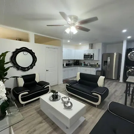 Stylish Apartment Near The Strip !!!